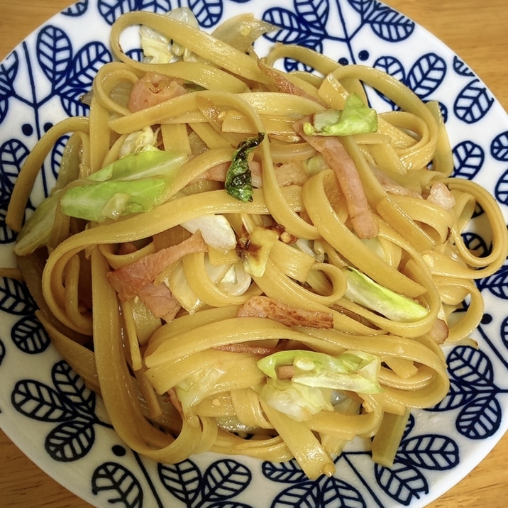 少ない材料でOK。ベーコンとキャベツの和風パスタ